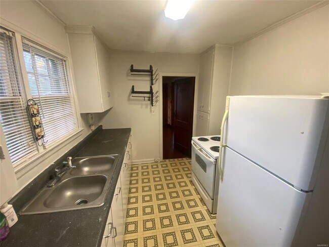 Building Photo - 2076 Midway St