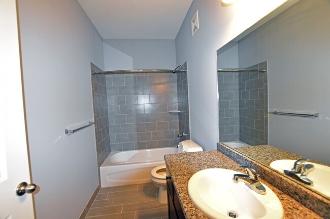 Building Photo - 3 Bedroom, 2 Bath, End-Unit condo style re...