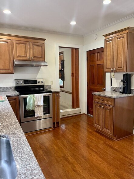 Building Photo - 37 Alpine St