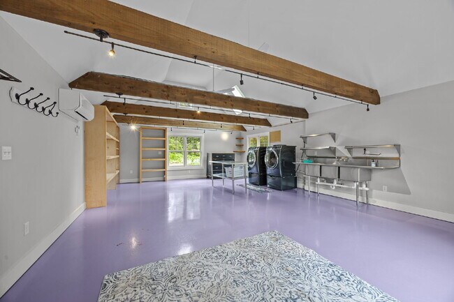 Building Photo - Charming Furnished Estate with Full-Servic...