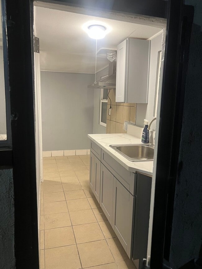 Building Photo - Cozy 2 Bedroom 1 Bathroom