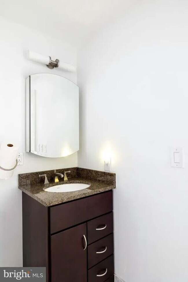 Building Photo - Spacious 4-Bedroom Residence with In-Unit Laundry in Center City