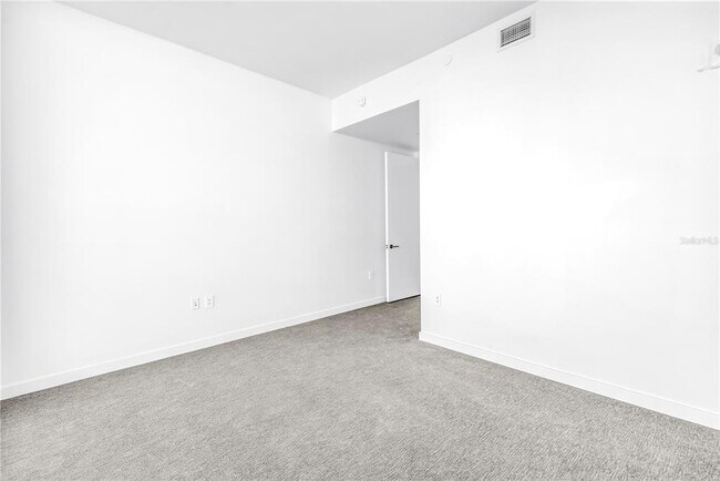 Building Photo - 400 Central Ave