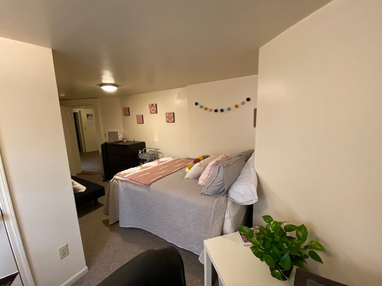 Building Photo - 910 S State St