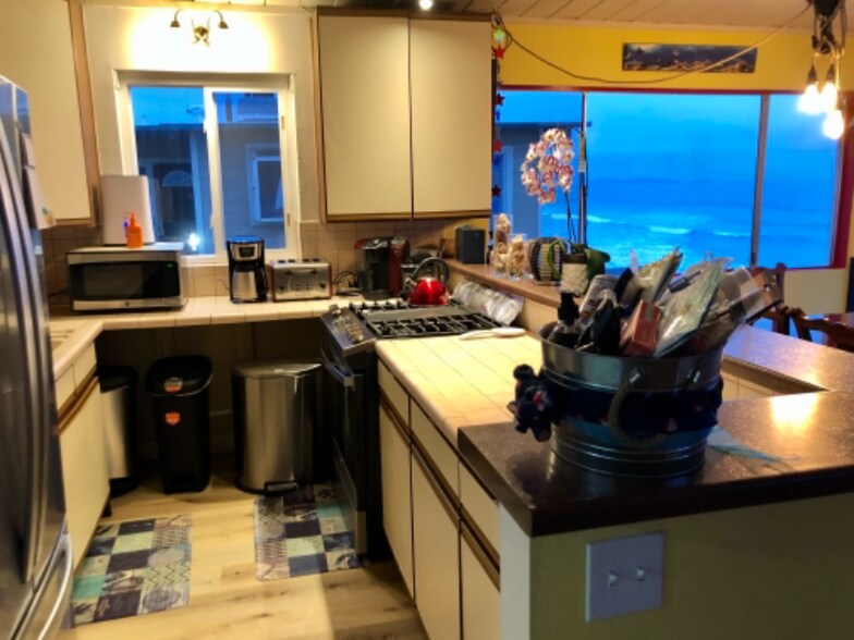 Building Photo - 1670 Seacoast Dr