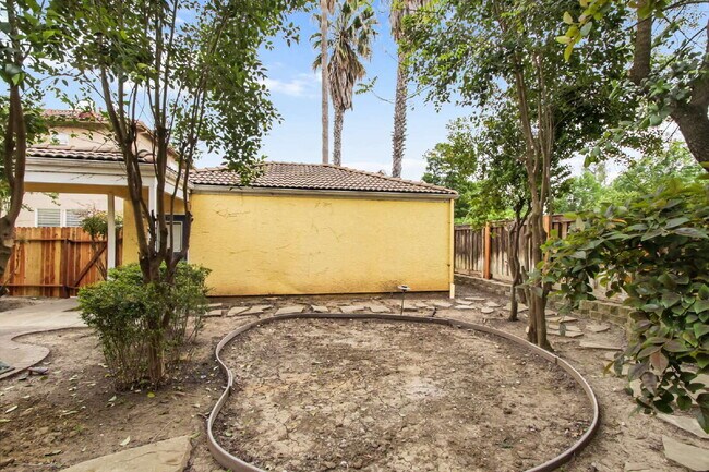 Building Photo - Short term room for rent