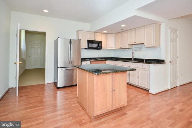 Building Photo - 855 Charwhit Ct