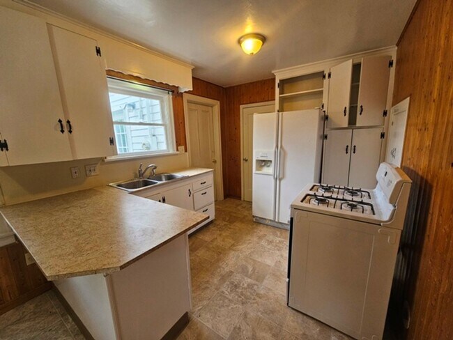 Building Photo - 4Bd/2Ba Two Story House-For Viewing!