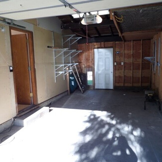Building Photo - Super Cute & Charming 2-Bedroom Des Moines Home With Giant Fenced Yard!!