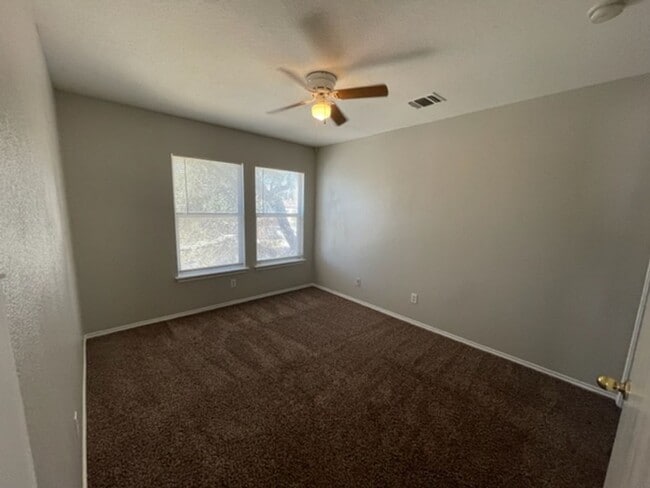Building Photo - Spacious 3 Bedroom 2 Bath