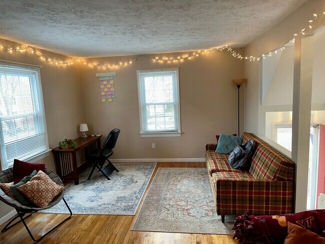 Building Photo - Spacious Corner Town Home With Large Yard