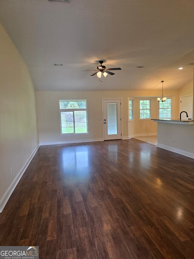Building Photo - 516 Hide-A-Way Lk Lp