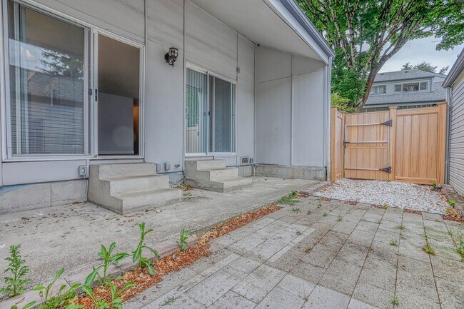 Building Photo - 310 NE 85th St