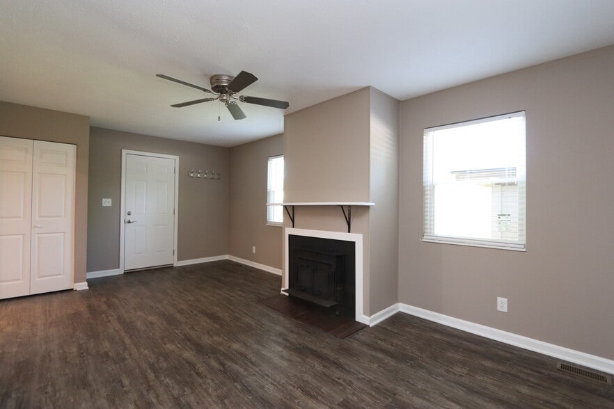 Building Photo - 6810 Village Green Blvd