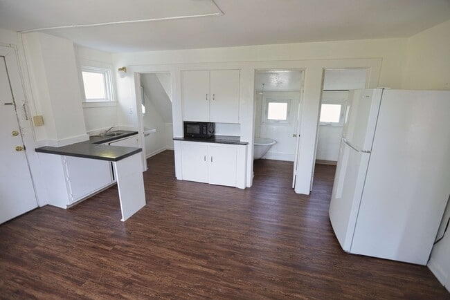 Building Photo - 1027 Fulton St E