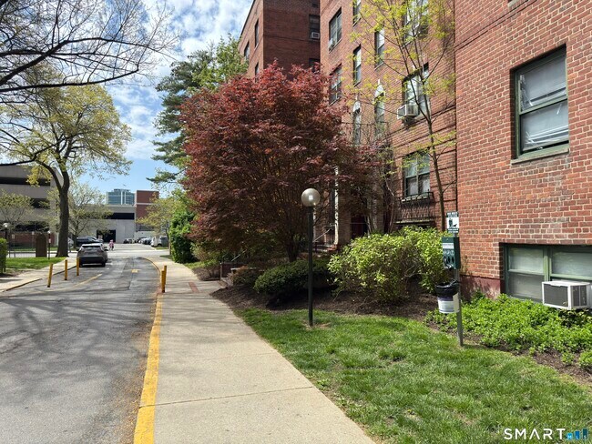 Building Photo - 28 Strawberry Hill Ave