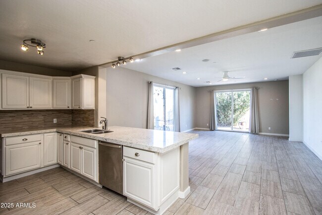 Building Photo - 3609 N Navajo Trail