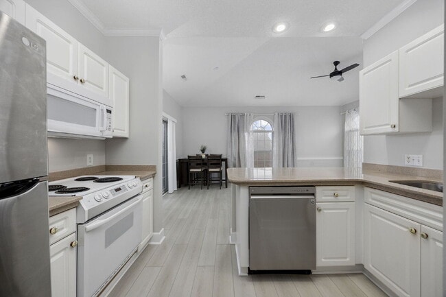 Building Photo - 1 Bedroom Condo in Myrtle Beach with Elevator