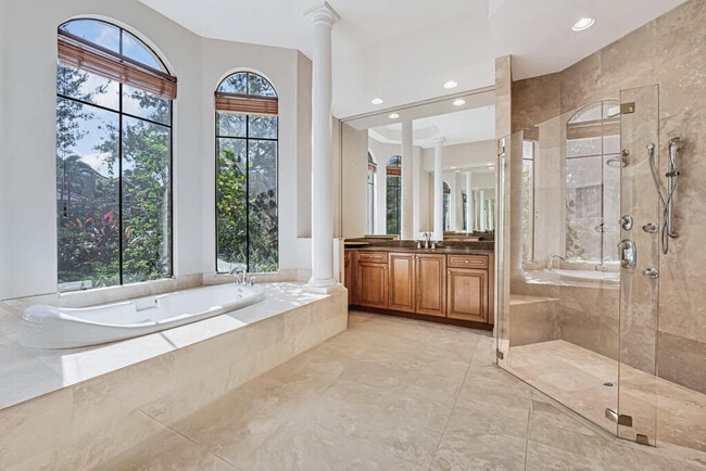 Building Photo - 10513 Versailles Blvd