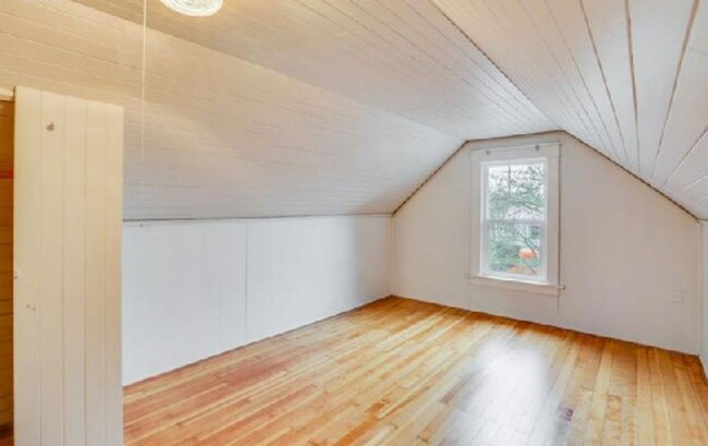 Building Photo - Charming 2-Bedroom Home for Rent near Univ...