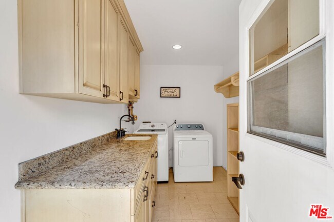 Building Photo - 1906 Veteran Ave