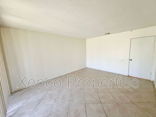 Building Photo - 2571 N Whitewater Club Dr