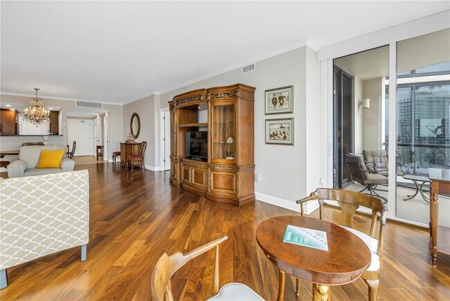 Building Photo - 1 Beach Dr SE