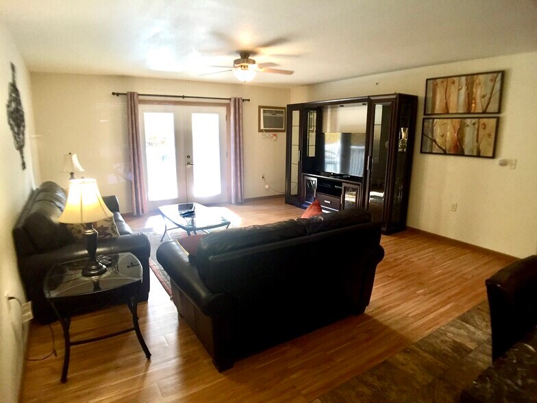 Building Photo - 2440 Southwoods Dr