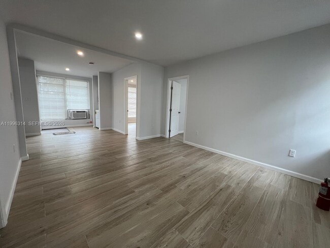 Building Photo - 811 NW 21st Ct