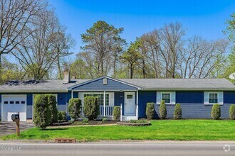 Building Photo - Charming & Cozy Ranch with Spacious Backya...