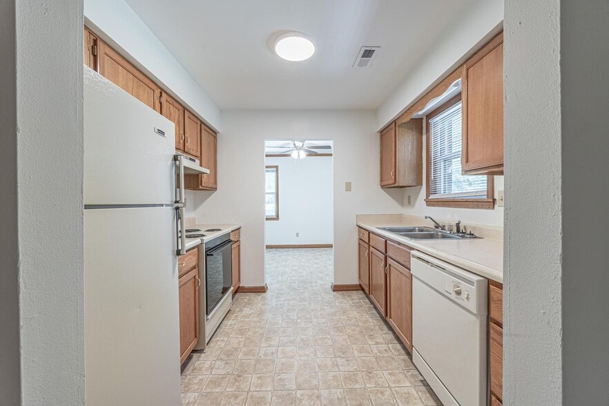Building Photo - 552 Rumbach Ave