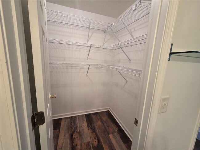 Building Photo - 3060 Glen Wallace Dr