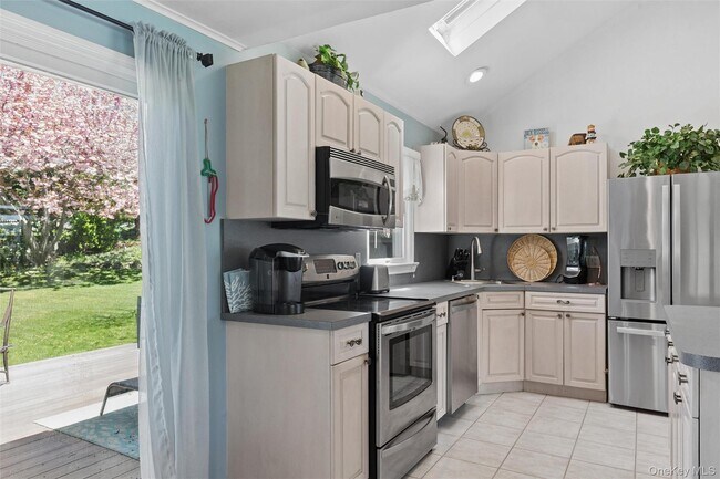 Building Photo - 1600 Captain Kidd Dr