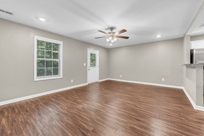 Building Photo - 135 Country Ln
