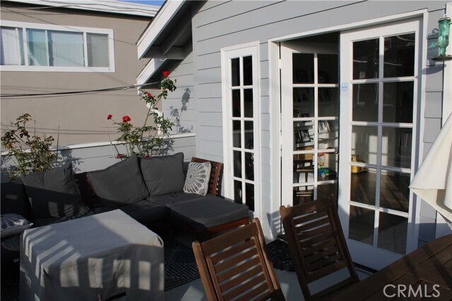 Building Photo - 709 Poinsettia Ave