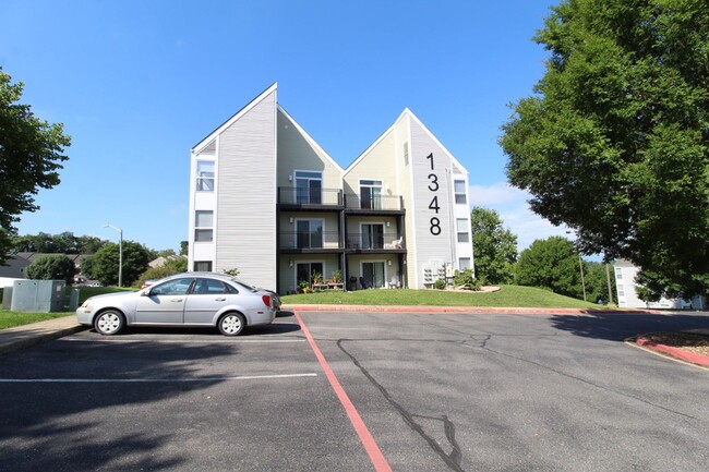 Building Photo - 1348 Hunters Rd