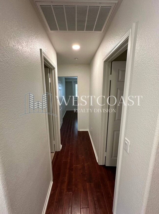Building Photo - AVAILABLE NOW!!! 3 Bedroom 3 bath Private OASIS backyard in Vista, CA.