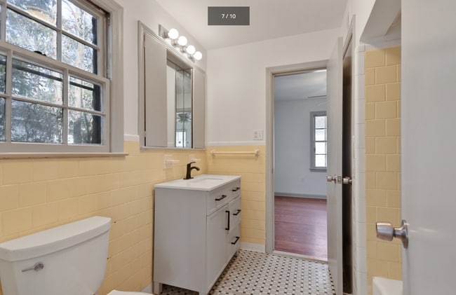 Building Photo - 236 E 60th St