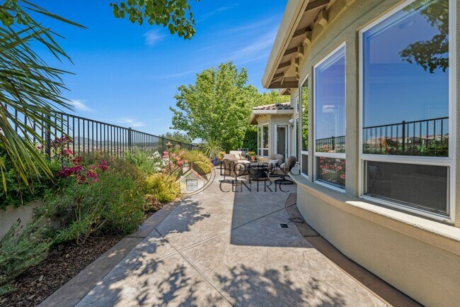 Building Photo - Executive Gated Serrano Golf-Course Home with Views of the 16th Hole!