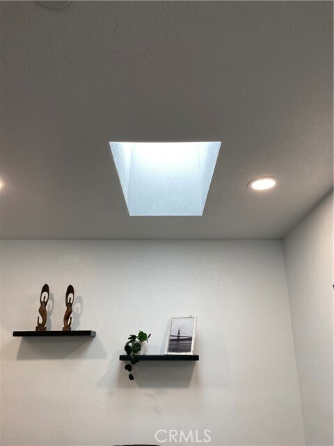 Building Photo - 723 N Quince Ave