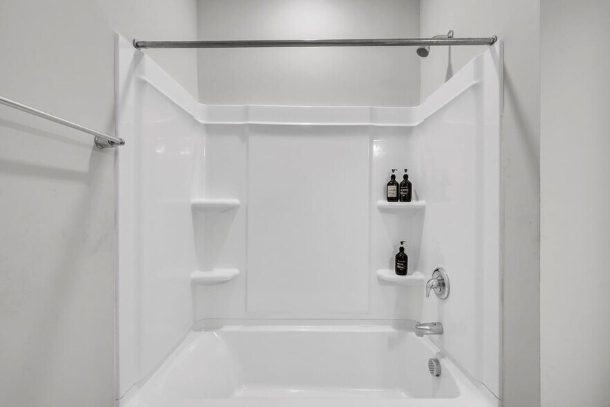 Building Photo - 2800 Saltaire Ave