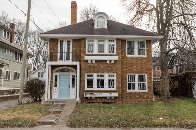 Building Photo - 711 E 33rd St