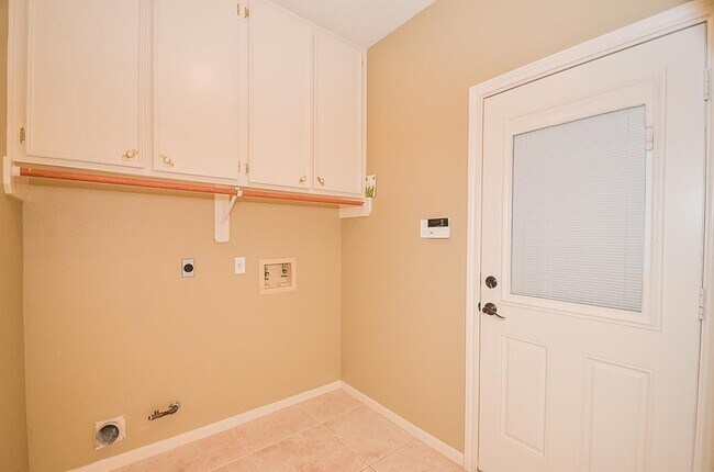 Building Photo - 46 Grants Lake Cir