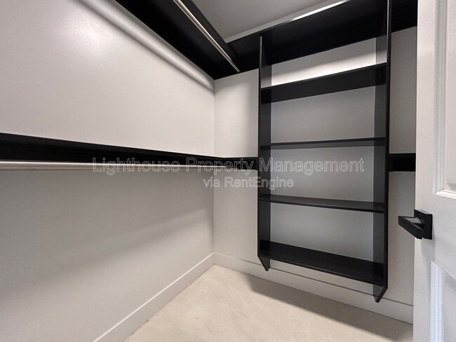 Building Photo - 1505 N Green Creek Rd