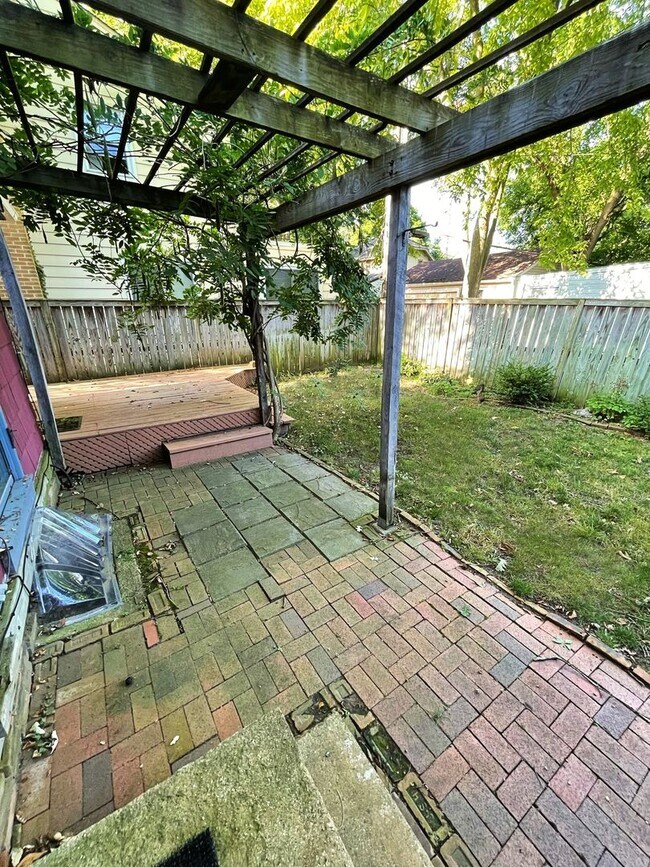 Building Photo - 1404 E Park Pl