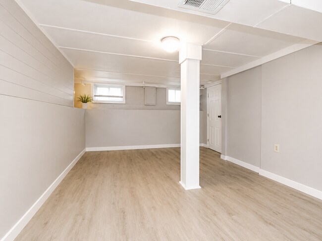 Building Photo - Charming 4BR Bungalow with Finished Basement & Fenced Yard