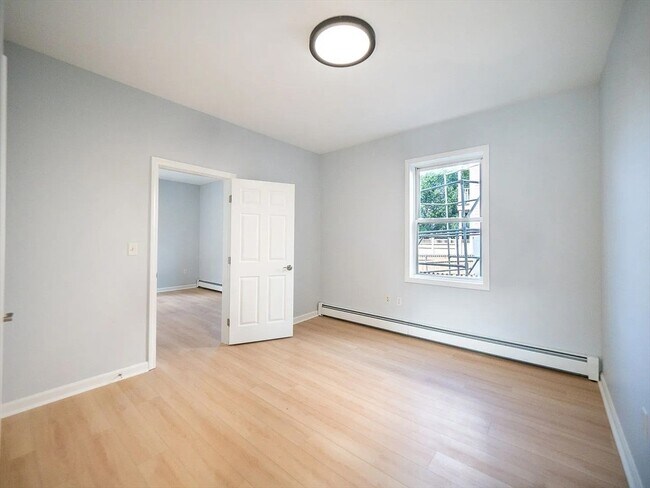 Building Photo - 502 Somerville Ave