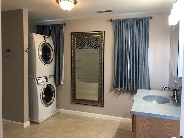 Bathroom - 99 Orleans St
