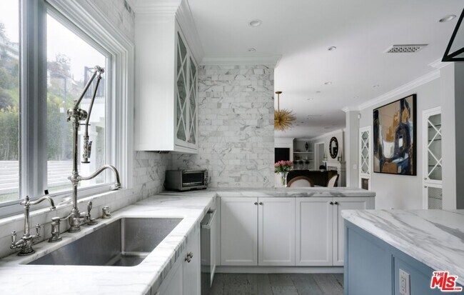 Building Photo - 1214 Coldwater Canyon Dr