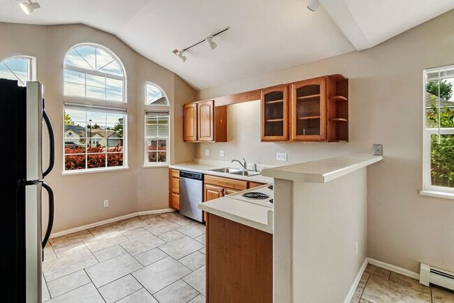 Building Photo - 3 bedroom home with fenced yard and garage...